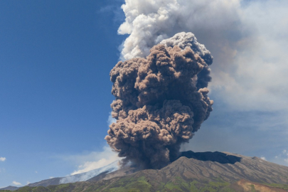 Etna Yanardağı Patladı Turistler panik halinde kaçtı